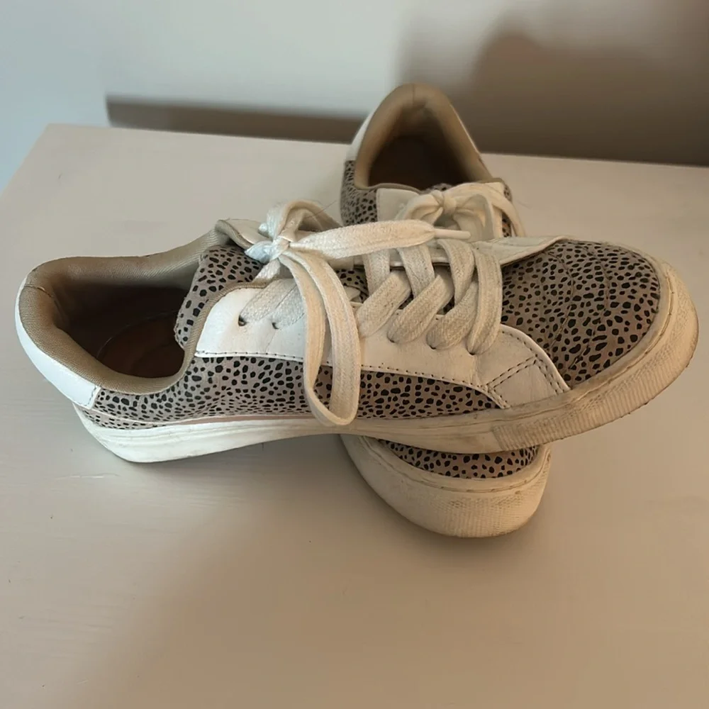 Universal Thread Sneaker - Picture 3 of 3